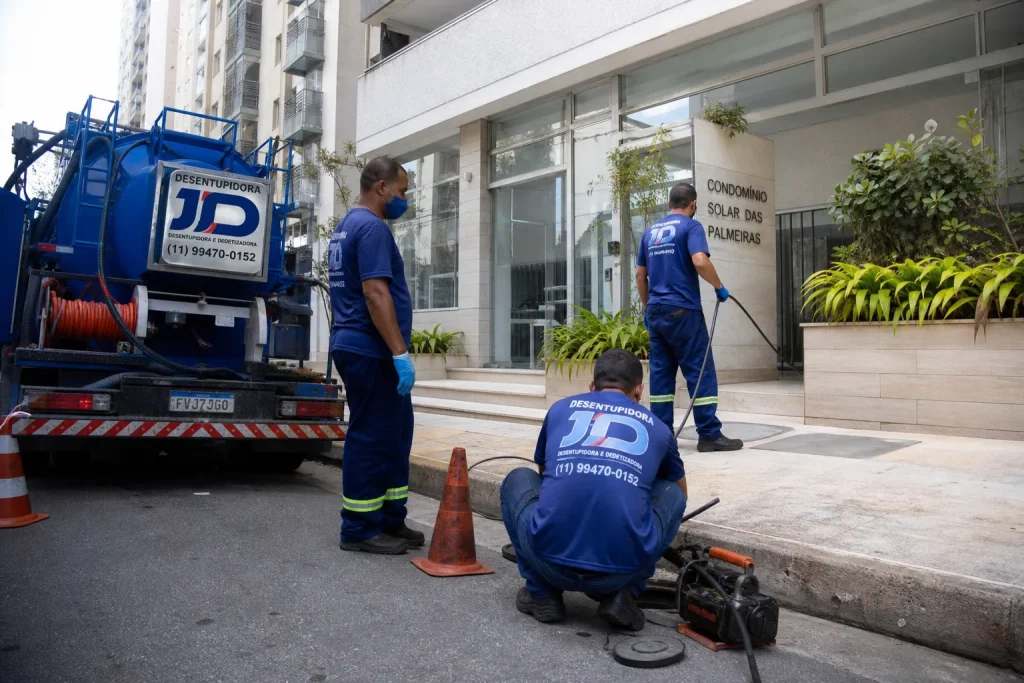 Equipe da Desentupidora JD chegando a prédio residencial para atendimento de desentupimento em imóvel alugado.