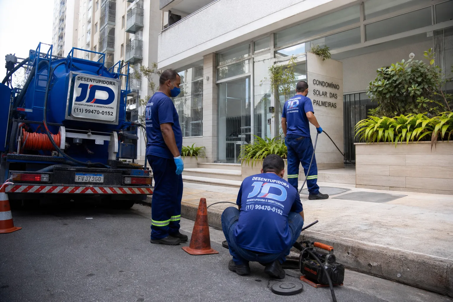 Equipe da Desentupidora JD chegando a prédio residencial para atendimento de desentupimento em imóvel alugado.