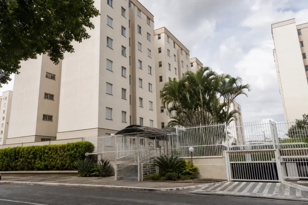 Conjunto residencial urbano do ABC Paulista em contexto de vistoria hidráulica.