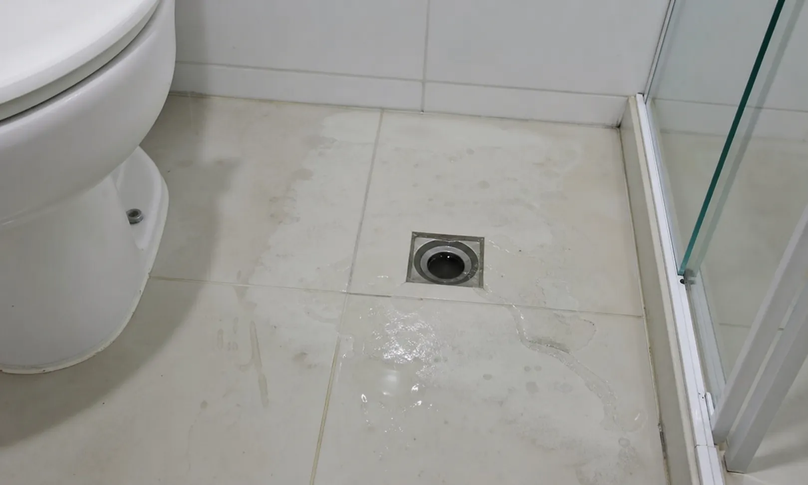Banheiro com retorno de esgoto indicando possivel problema na prumada.