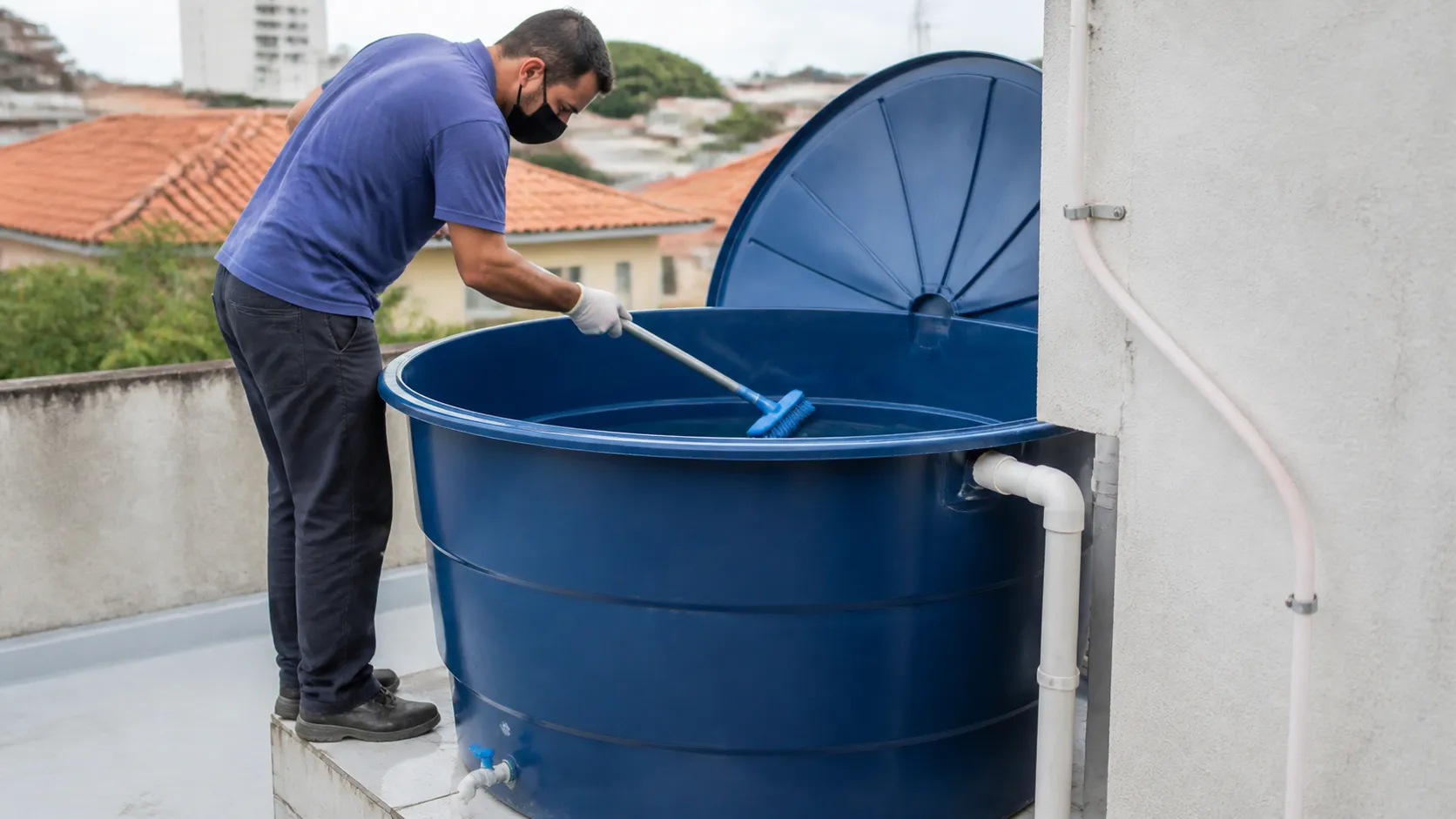 Sinal inicial relacionado a caixa dagua de fibra cuidados em imóvel residencial.