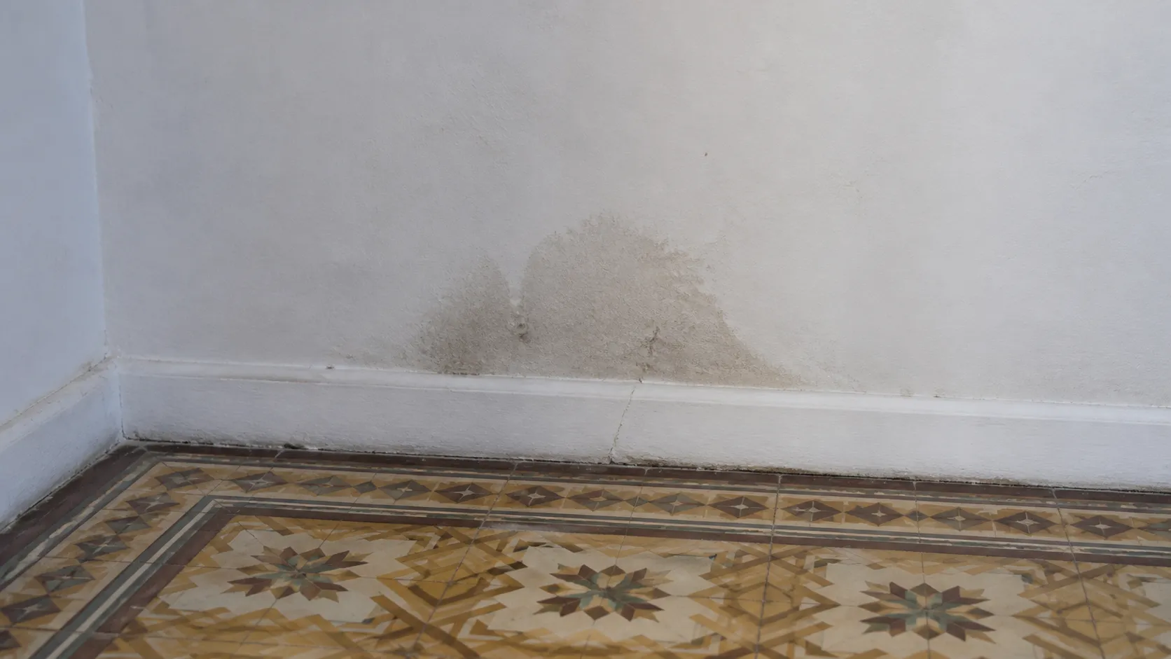 Sinal inicial relacionado a casa antiga como prevenir vazamentos ocultos em imóvel residencial.