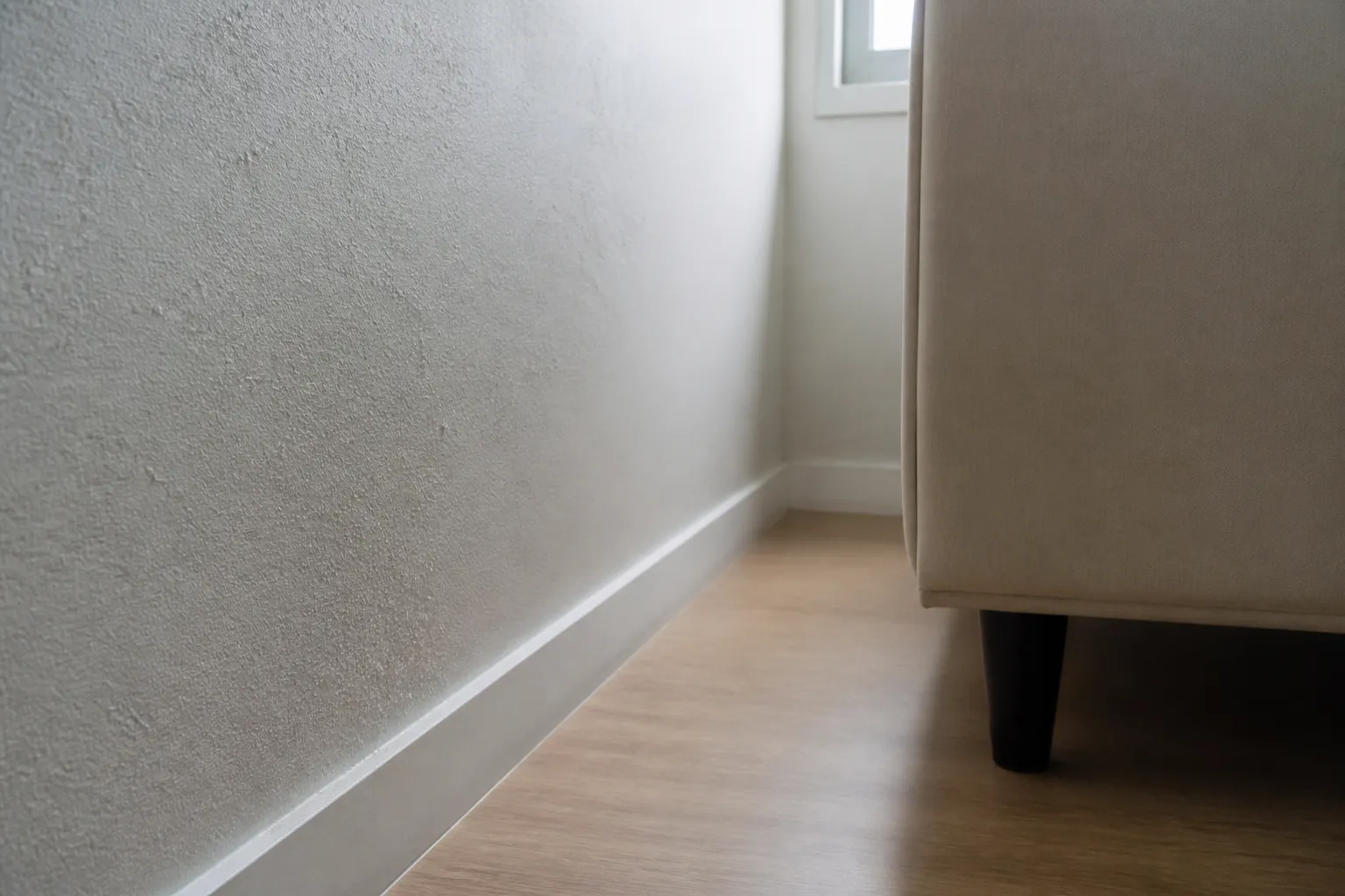 Móvel afastado de parede para melhorar ventilação em ambiente úmido.