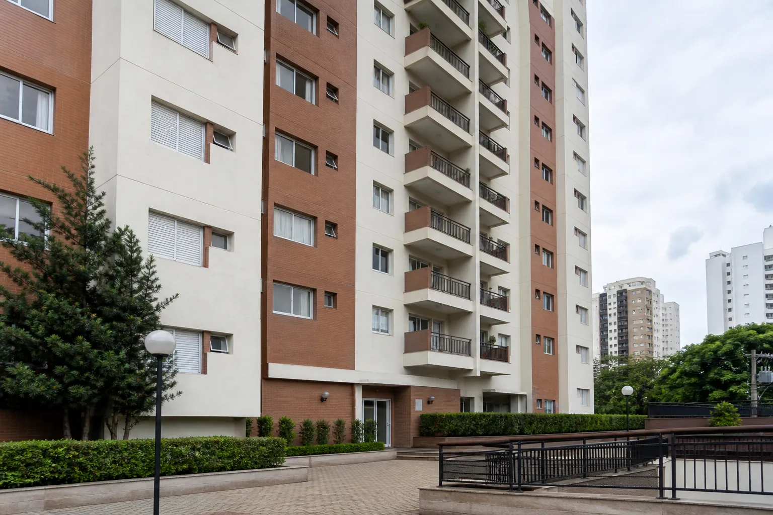 Edifício residencial contextualiza a gestão de reservatórios.