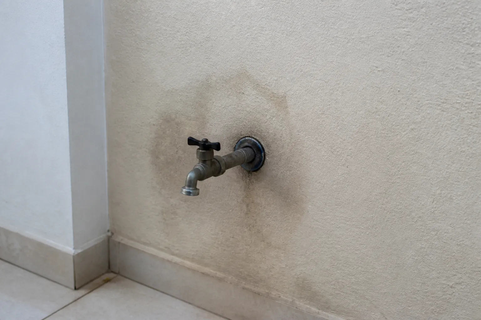 Sinal inicial relacionado a teste de pressao como revela perdas em imóvel residencial.