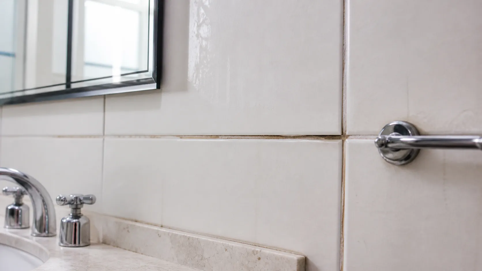 Sinal inicial relacionado a vazamento atras do azulejo como suspeitar em imóvel residencial.