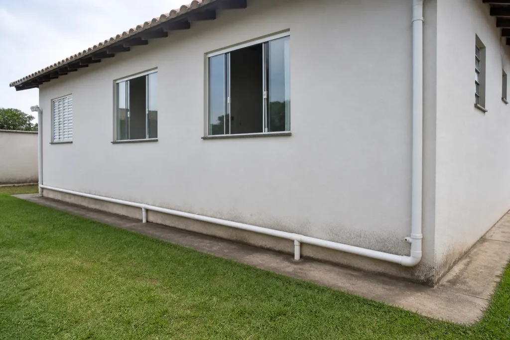 Sinal inicial relacionado a vazamento em casa terrea sinais comuns em imóvel residencial.