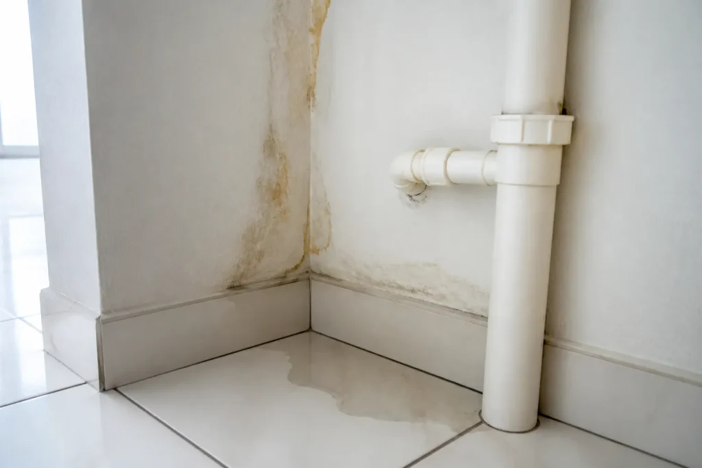 Sinal inicial relacionado a vazamento em pvc diagnostico profissional em imóvel residencial.
