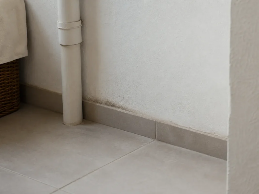 Sinal inicial relacionado a vazamento intermitente como rastrear em imóvel residencial.