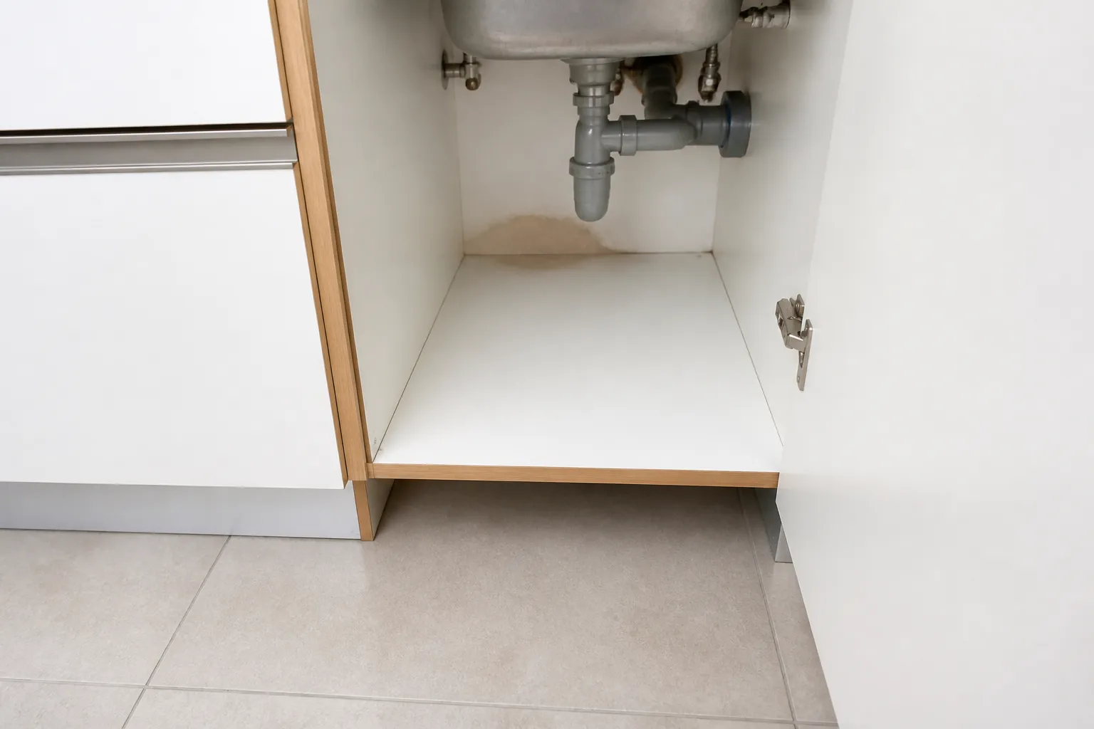Sinal inicial relacionado a vazamento na cozinha sintomas iniciais em imóvel residencial.