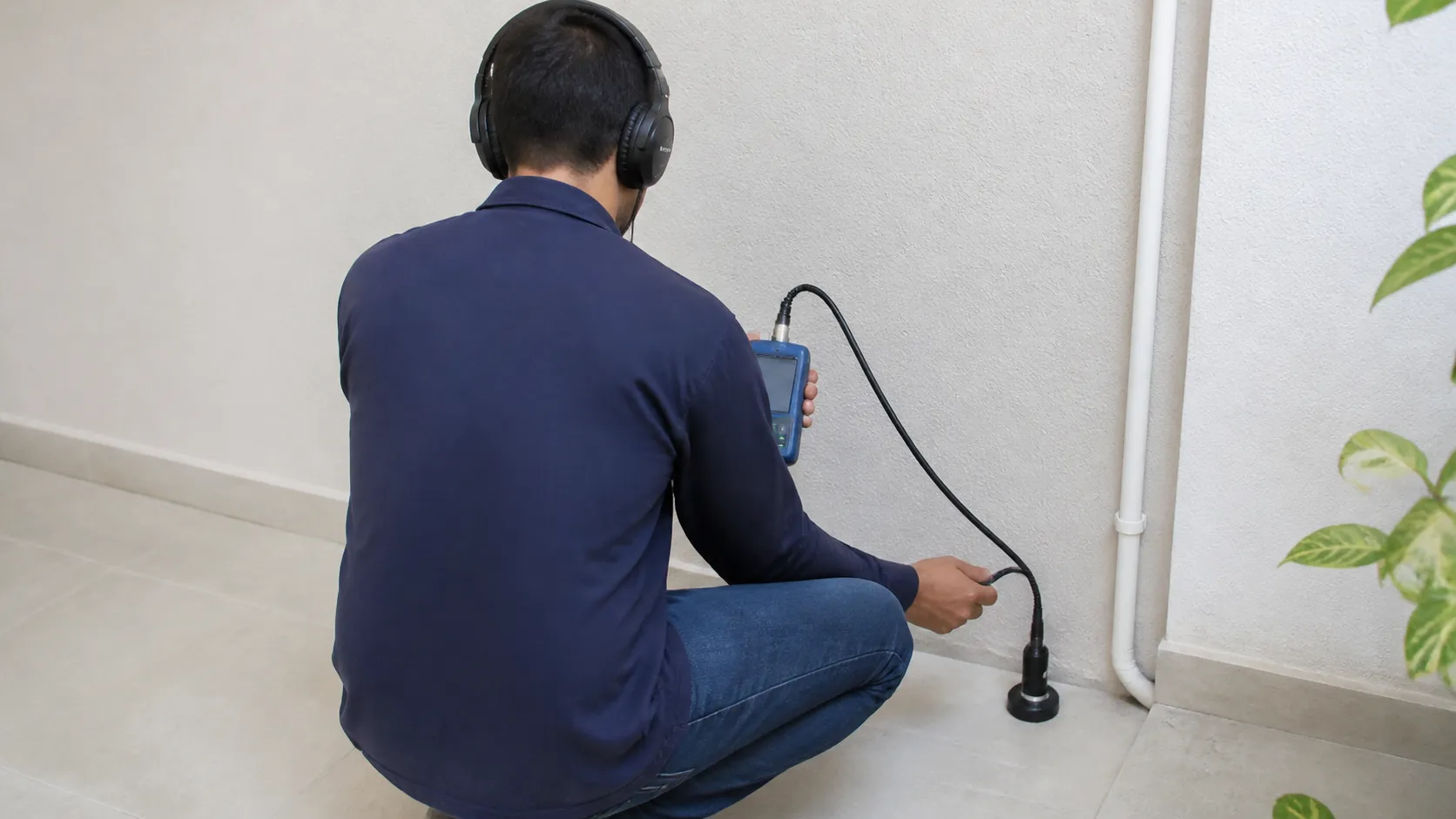 Profissional realiza avaliação técnica relacionada a vazamento em rede fria como localizar.